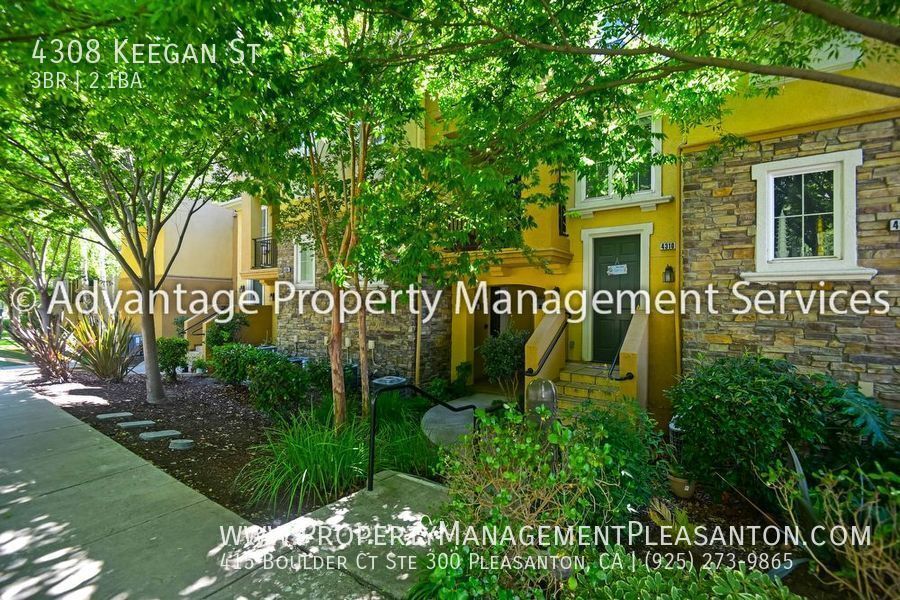 Primary Photo - Lovely 3 bed / 2.5 bath, 1,897 sq ft condo...