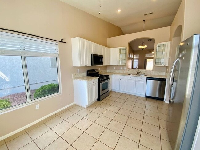 Building Photo - COZY 2 BEDROOM/ 2 BATHROOM HOME IN GATED C...