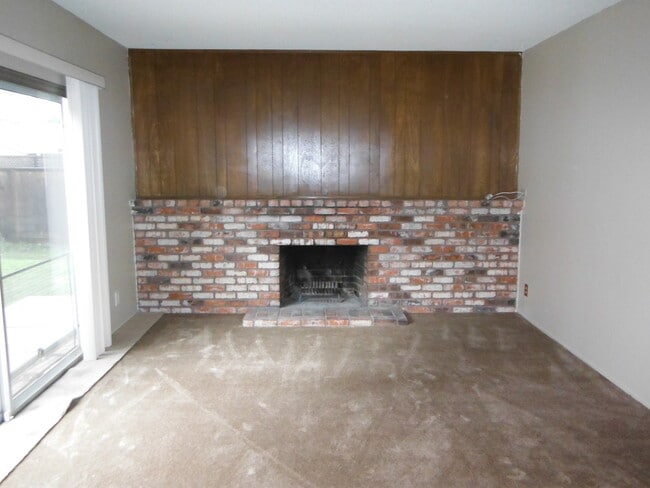 Foto del edificio - Spacious 3 Bedroom House Available Now