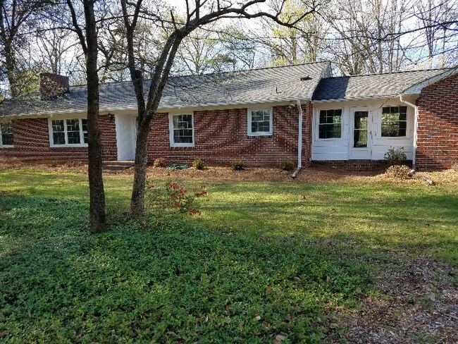 Building Photo - 4427 Kernersville Rd
