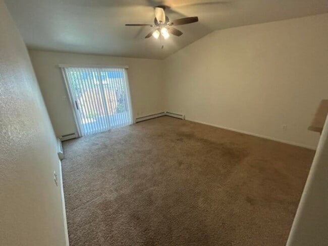 Foto del edificio - Duplex Near CMU with New carpet
