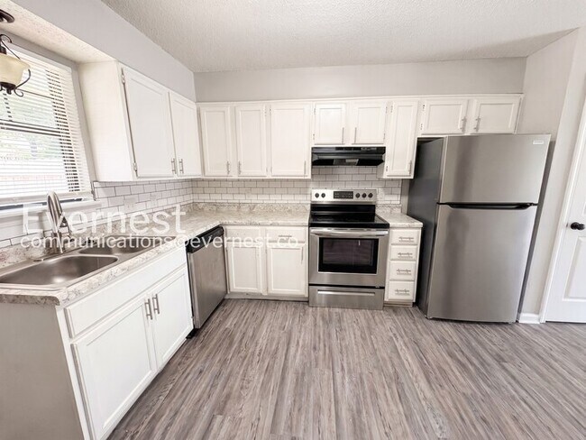 Building Photo - 1800 Labette Manor Dr
