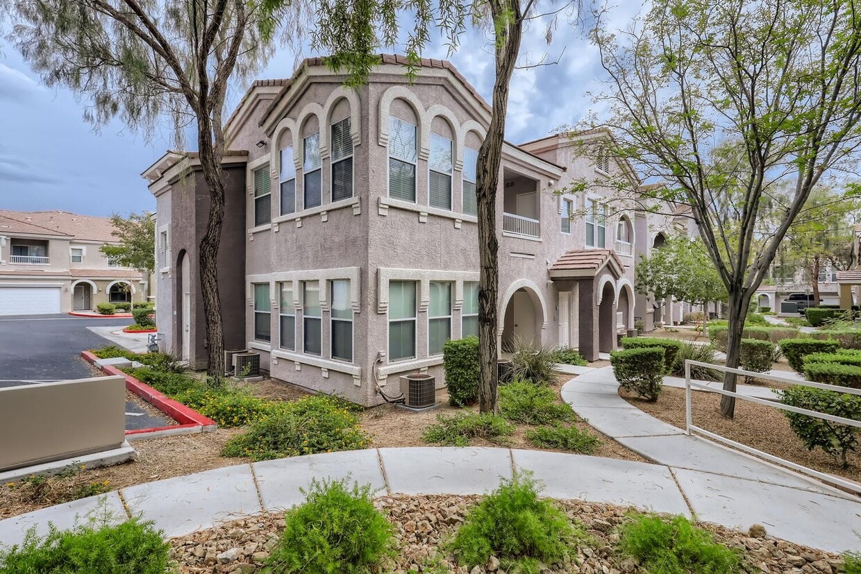 Foto principal - HIGHLY DESIRABLE UPGRADED ONE BEDROOM COND...