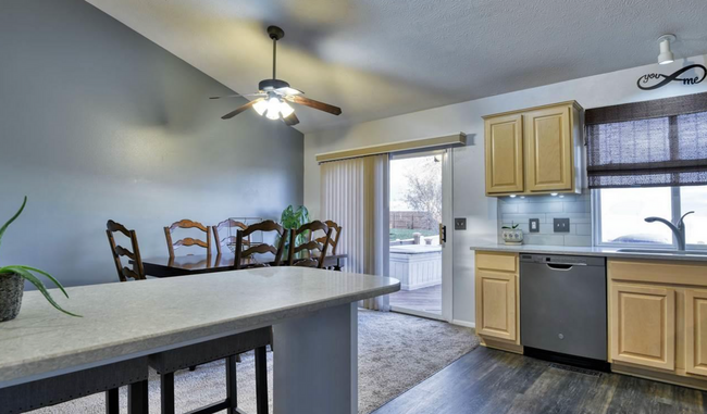 Foto del edificio - Live Close to It All in This 3 Bedroom Pap...