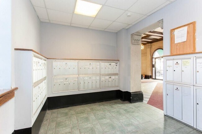 Foto del edificio - 505 W Belmont Ave
