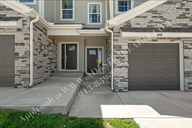 Foto del edificio - Brand New!! Townhome 3 Bed 2.5 Bath in Olathe-Available NOW!!