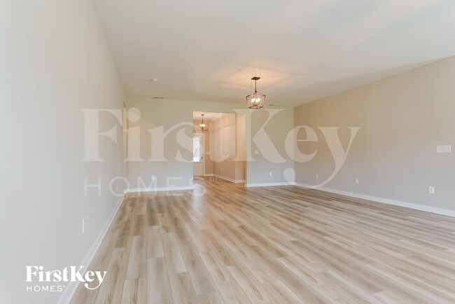 Building Photo - 320 S Pine Dr