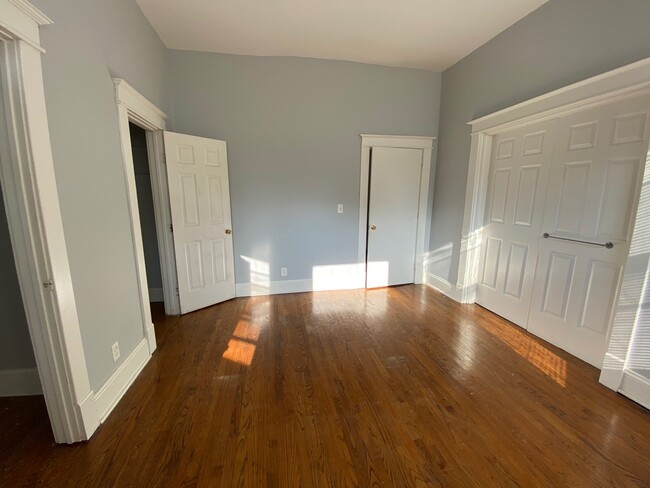 Building Photo - 214 E Ormsby Ave