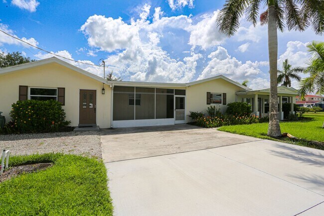 Foto del edificio - ** 3/2 NICELY FURNISHED HOME READY *** DOG...