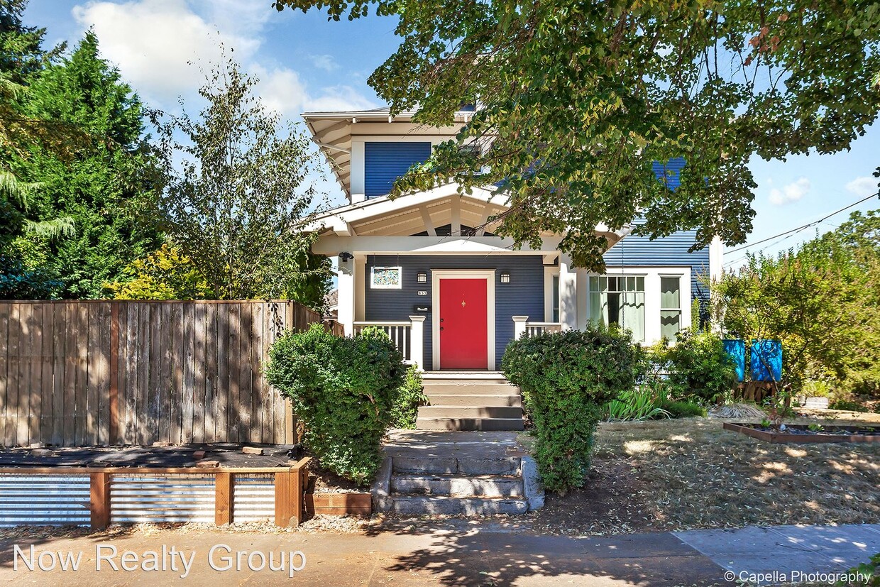 Primary Photo - 3 br, 2.5 bath House - 833 NE Wygant Street