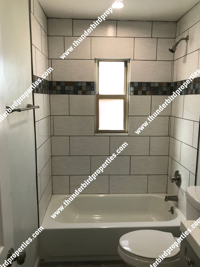 Building Photo - 1225 San Mateo Blvd SE