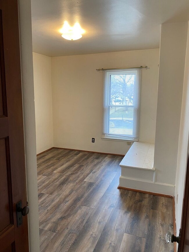 Building Photo - 300 S Maple