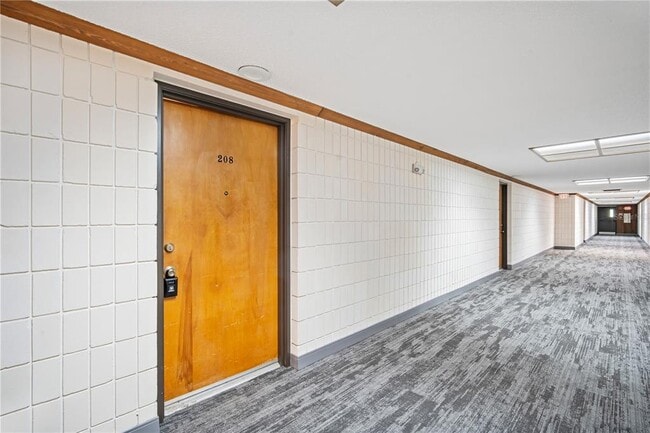 Building Photo - 2585 Countryside Blvd