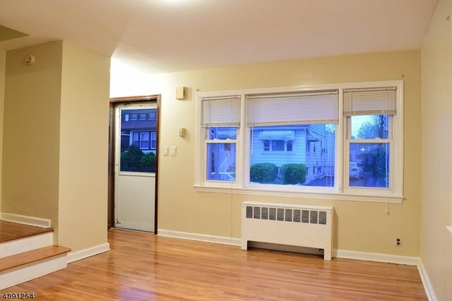 Building Photo - 23 Roselyn Pl