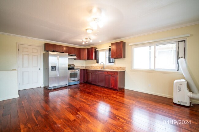 Building Photo - $2,350 / 3br - 1150ft2 - 3BR/2BA/2PKG unit...