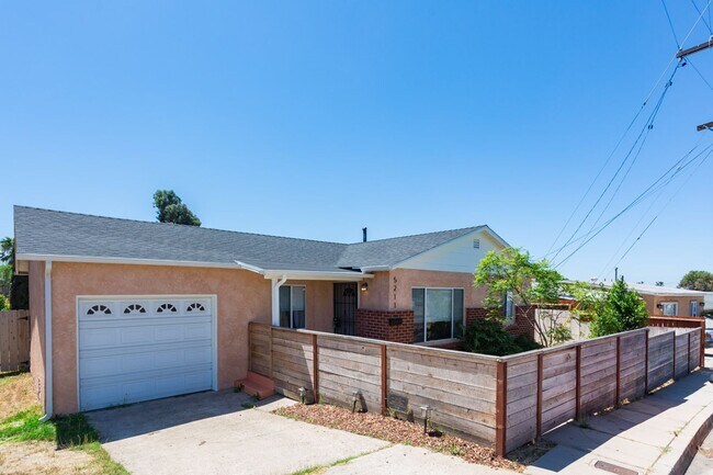 Foto del edificio - Traditional Home with Large Backyard!