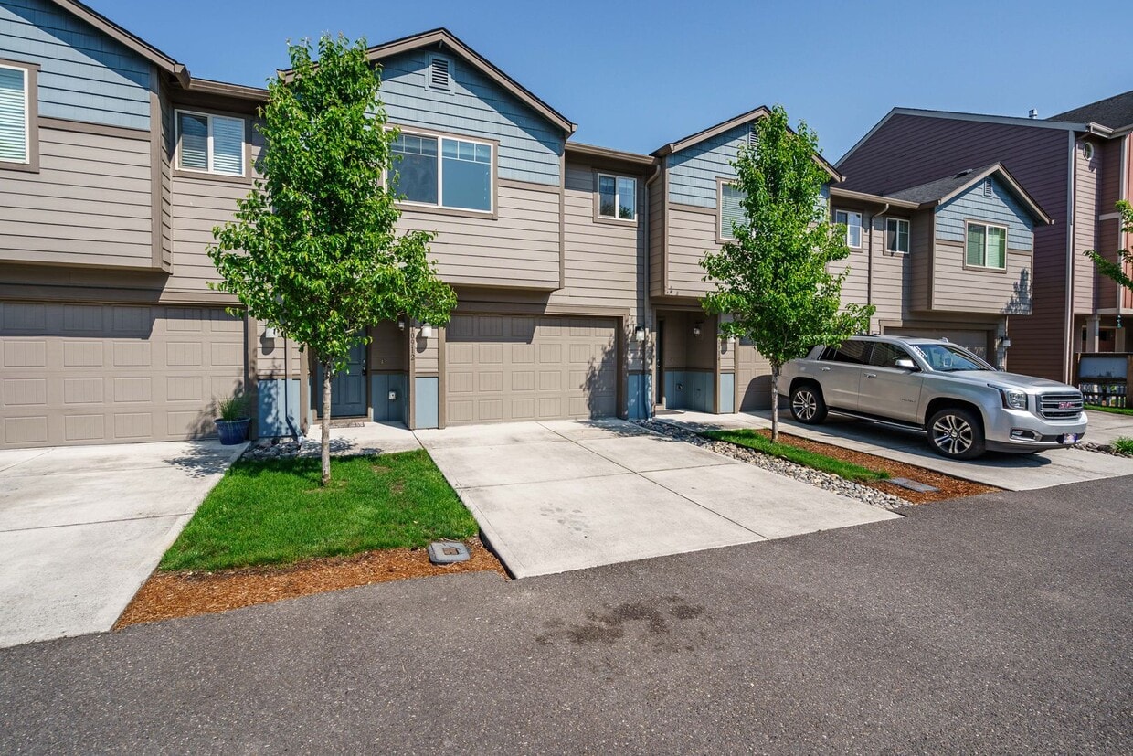 Easy I-205 Access - 3 Bedroom 2.5 Bath Townhouse - Easy I-205 Access - 3 Bedroom 2.5 Bath Townhouse