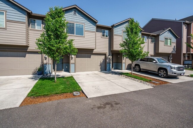 Easy I-205 Access - 3 Bedroom 2.5 Bath Townhouse - Easy I-205 Access - 3 Bedroom 2.5 Bath Townhouse