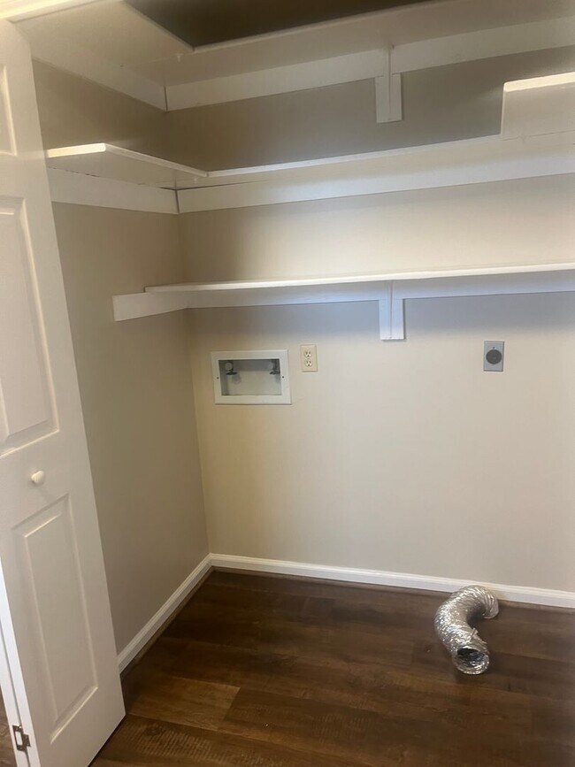 Foto del edificio - Split foyer 3 bedroom home in quiet area with bonus room, large yard, 2-car garage $2000