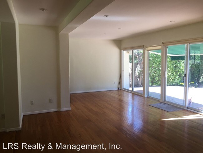 Foto del edificio - 3 br, 3 bath House - 20330 Oxnard St
