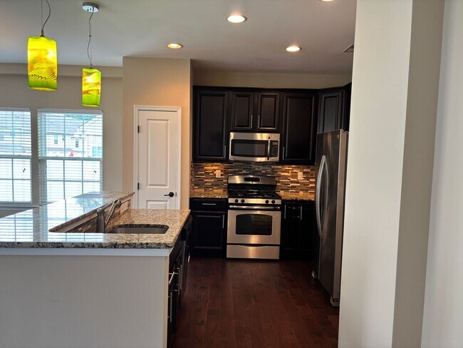 Foto del edificio - Beautiful End Unit Townhome in the McCarle...