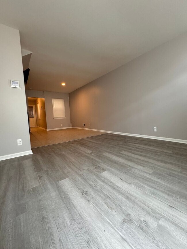 Building Photo - Beautiful 3 Bedroom 1 Bathroom West Baltim...