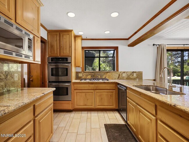 Building Photo - 445 Country Club Dr