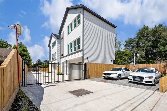 Foto del edificio - 6343 W Montgomery Rd