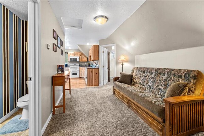 Building Photo - 203 6th Ave S