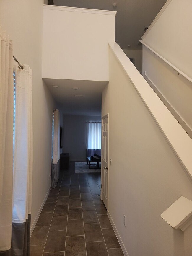 Building Photo - Spacious 4-bedroom/2.5-bathroom house (inc...