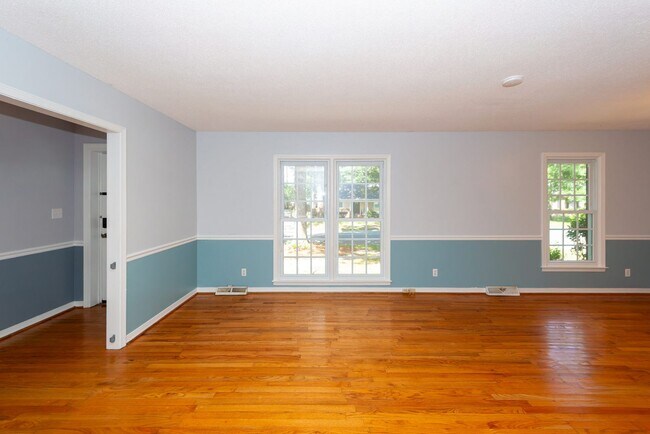 Building Photo - 3 Bedroom 2 Bath Home in Kings Grant - Sum...