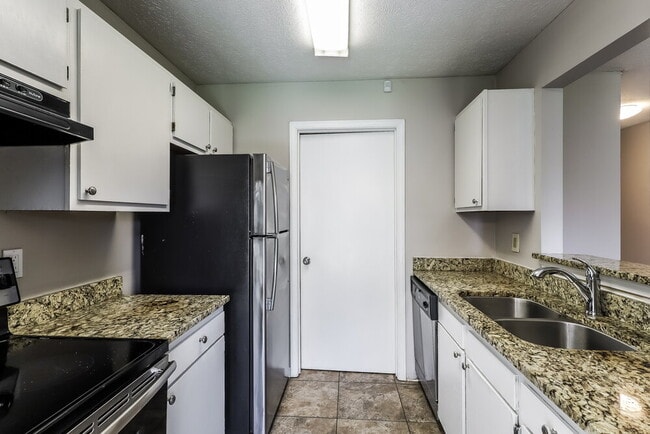 Building Photo - 2242 Whitecliff Dr
