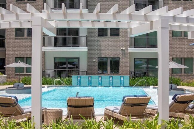 Foto del edificio - 4641 Montrose Blvd