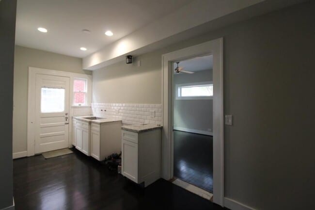 Building Photo - 1223 W Gray St