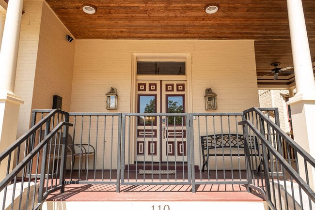 Building Photo - 275 S Limestone