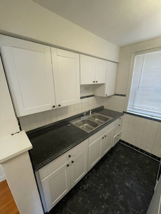 Foto del edificio - Charming 1-Bedroom Apartment