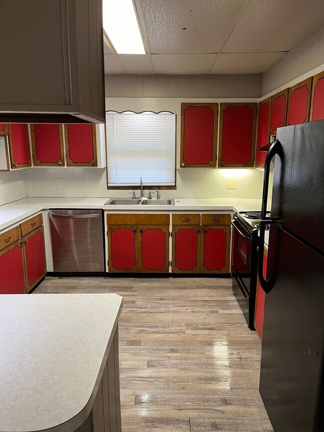 Building Photo - Two Bed/One Bath Home