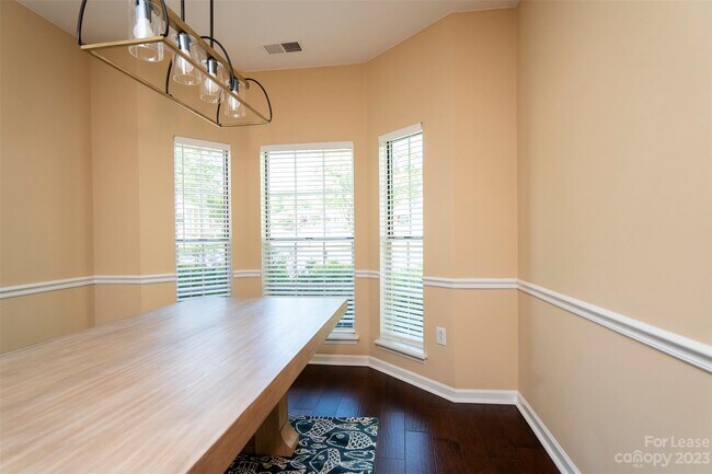 Foto del edificio - 141 Ashford Hollow Ln