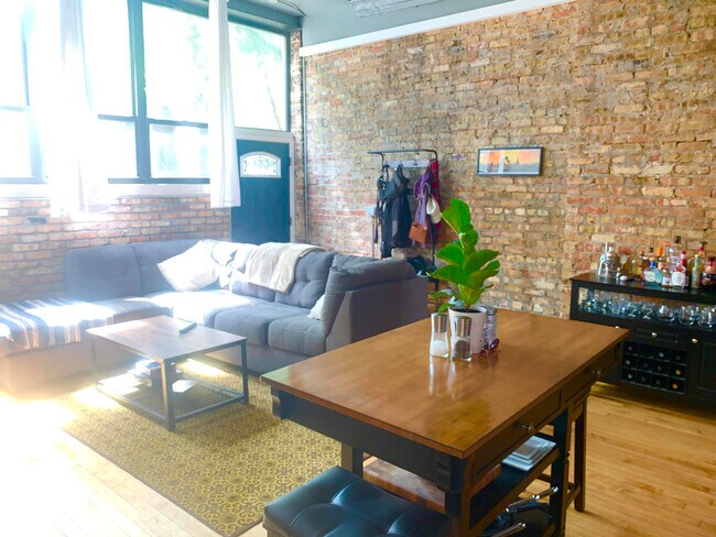 Foto del edificio - 1352 N Wolcott Ave