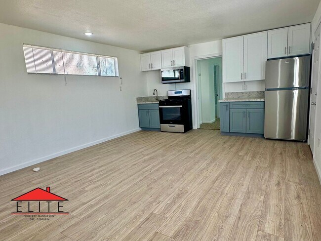 Foto del edificio - AVAILABLE NOW!!