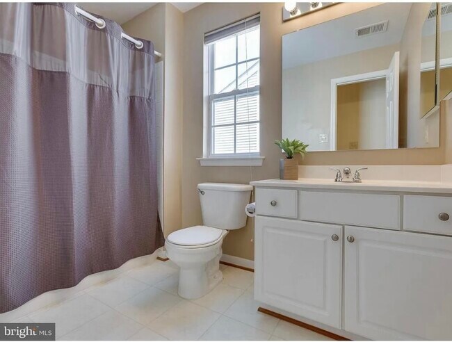 bathroom 1 - 44212 Shady Glen Ter