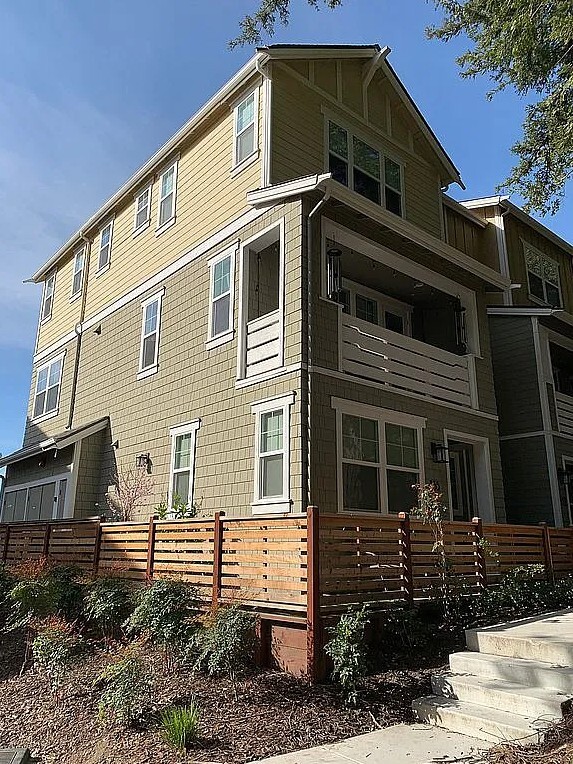 Building Photo - 335 Skyforest Way