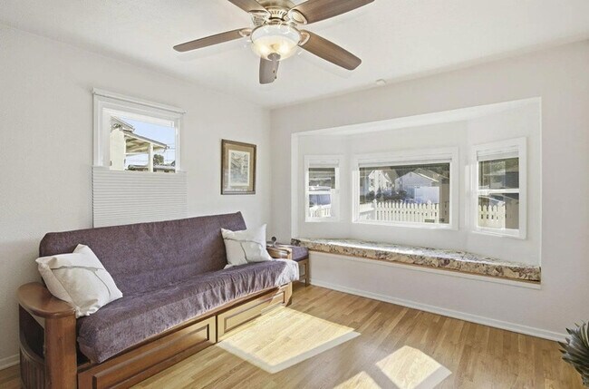 Foto del edificio - Charming 3BR Home with Bonus Room, Fireplace & Large Yard