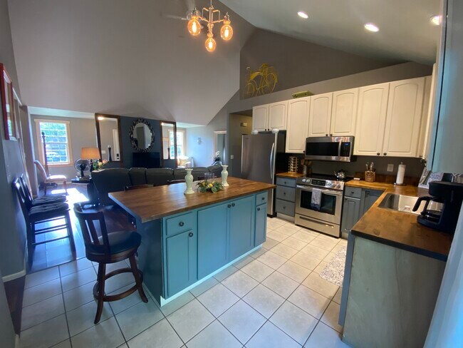 Great Gathering and Cooking Space - 3302 Donald St