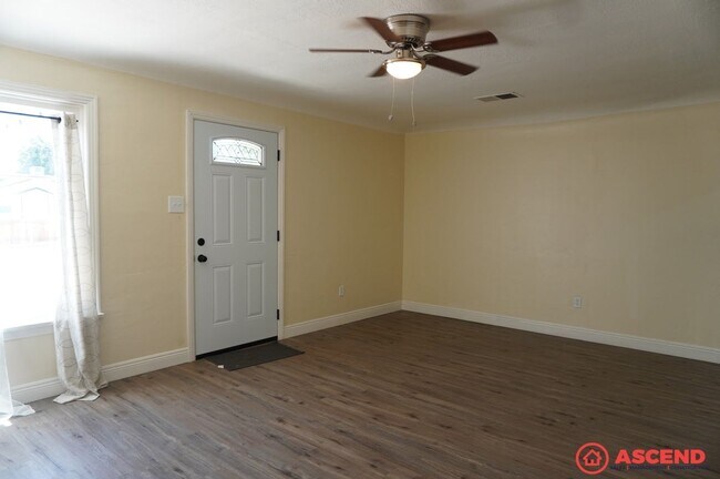 Foto del edificio - Cozy 2BD/1BA Home in Bakersfield's 93308 — Trash Included, Driveway & No Pets!