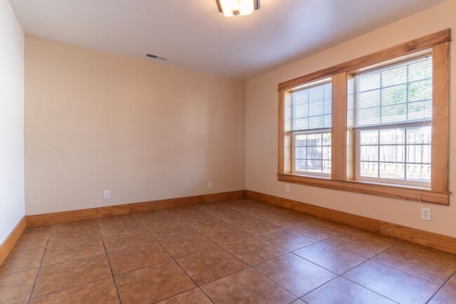 Building Photo - 3-bedroom 2 bath House $2,495