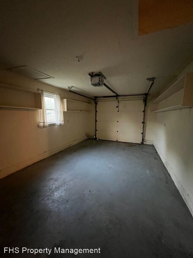 Building Photo - 2 br, 1 bath House - 527 W. Silsby