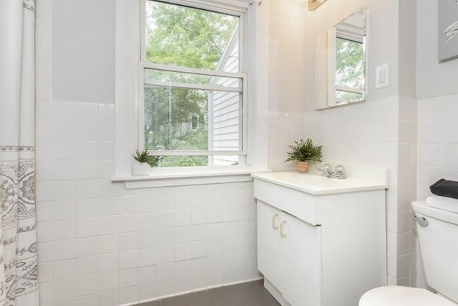 Building Photo - 41 Baker St