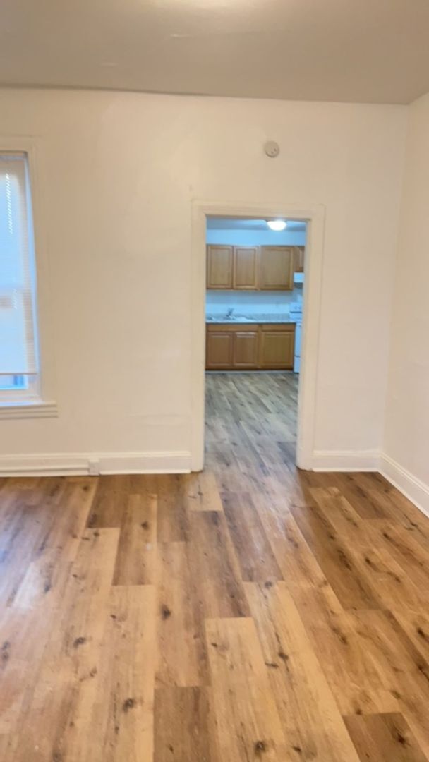 Building Photo - Spacious 5 Bedroom 1 Bath House, Parking-Y...