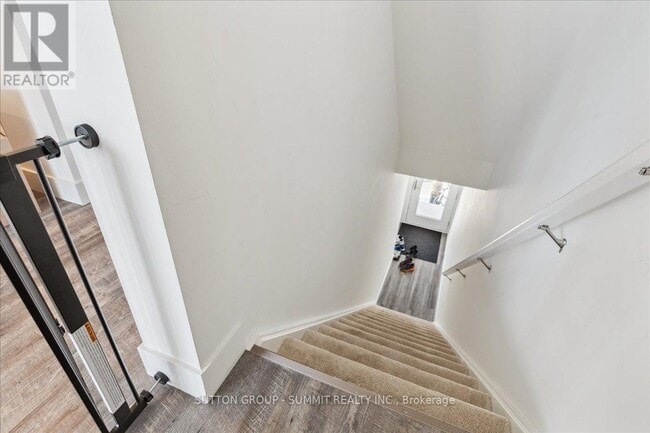 Photo du bâtiment - 234-234 Edgevalley Rd